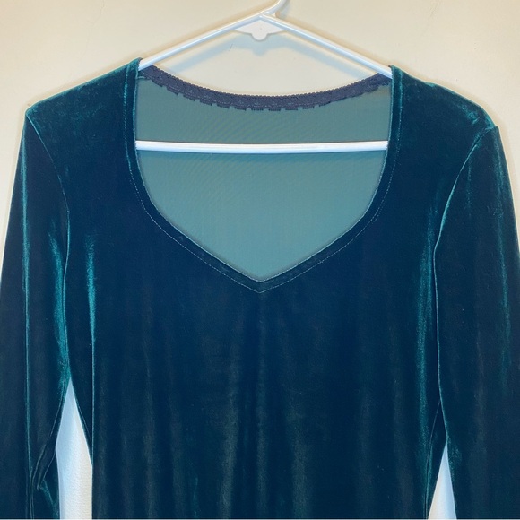 Only Hearts NYC | Velvet V-Neck 3/4 Sleeve Blouse in Emerald Green Sz Medium - Picture 2 of 8